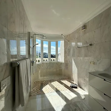 Prime Penthouse Rosaleda アパート